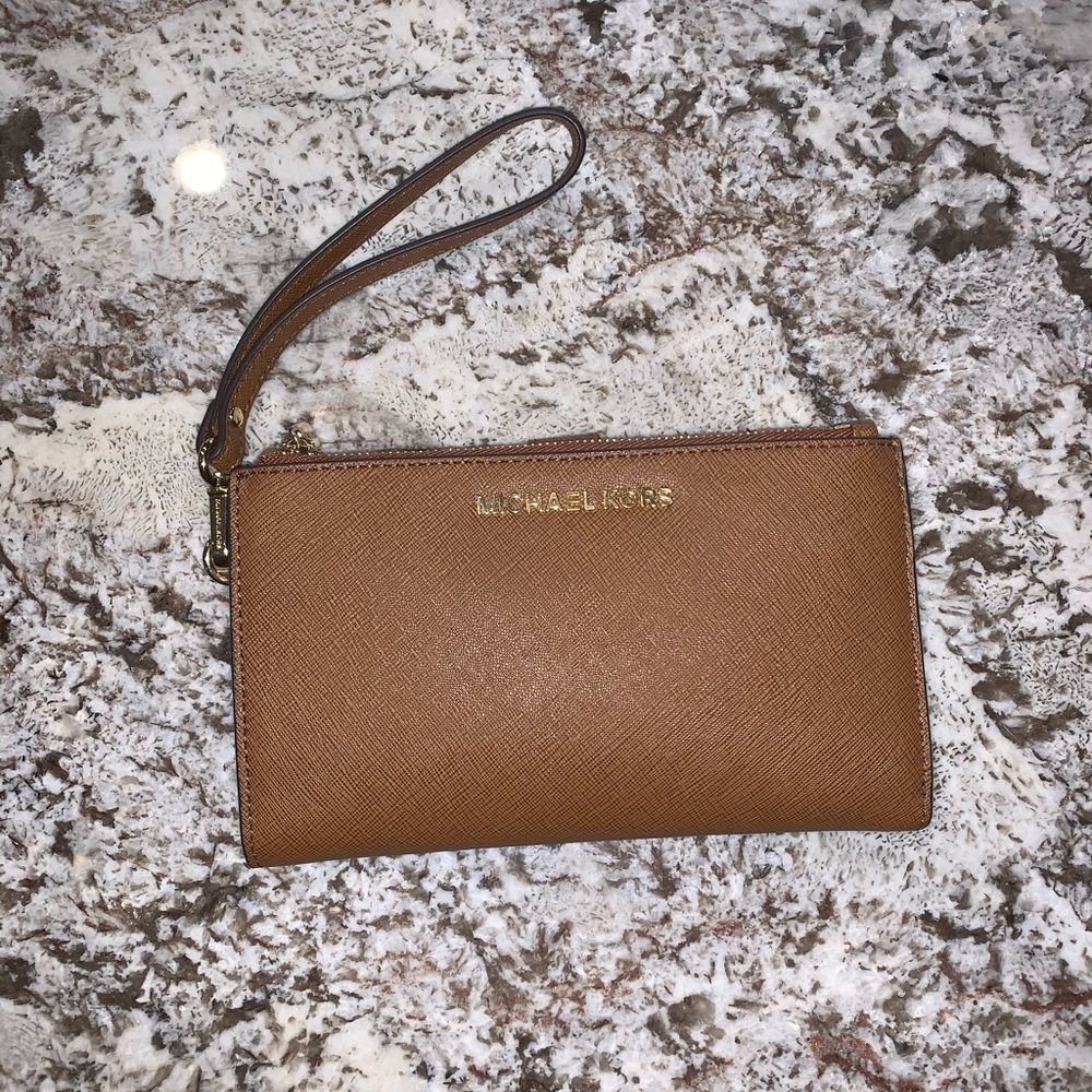 Micheal Kors wristlet